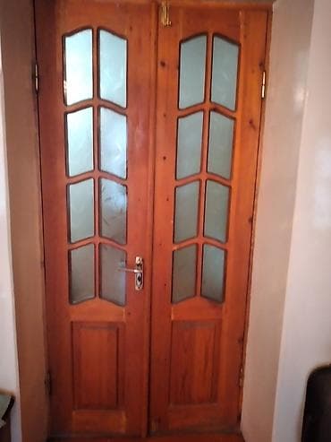 İkili və tək yarpaqlı interyer qapıları (şüşəli) - Material: təbii