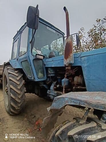 ot biçən traktor: Mavi rəngli təkərli kənd təsərrüfatı traktoru - Universal kabinəli — 1