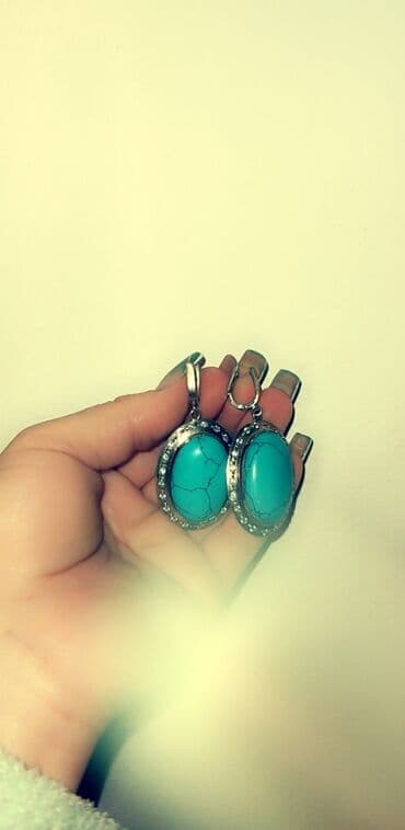 zümrüd qaşlı üzüklər: Sırğa, Ünvandan götürmə — 1