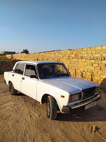 Продажа авто: Təcili satılır Lada 2107, ağ rəngli sedan Texniki xüsusiyyətlər: - — 1