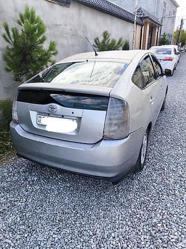 Продажа авто: Toyota Prius, gümüşü rəng, 5 qapılı hibrid hetçbek. Texniki — 3