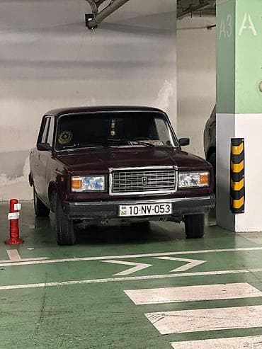 isletme teker: VAZ 2107 sedan - Kuzov: 4 qapılı sedan, tünd vişnə rəng - Nömrə — 4