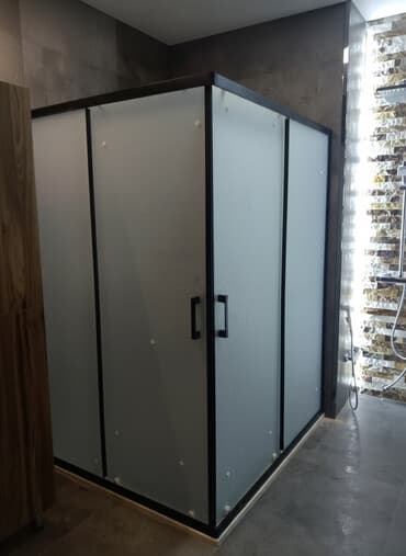 vanna otagi: Buzlu şüşədən hazırlanmış, qara çərçivəli duş kabinəsi. Sürüşən — 1