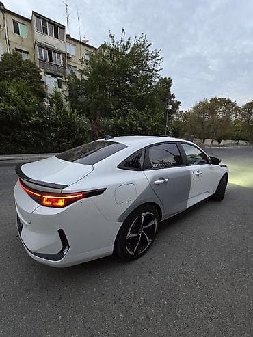 centra masin: Changan Qiyuan A05: 1.5 l | 2025 il 68500 km Sedan — 5