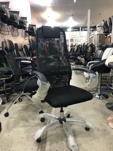 офисные кресла: Новый, С колесиками, Рукояти регулируются, Кожа — 14