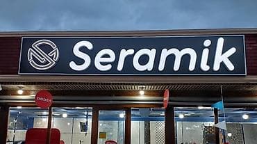 1 kub nece kvadratdir: Seramik dükanları üçün reklam lövhəsi, uz : 3.5 m, eni : 0.8 m, hərf — 2