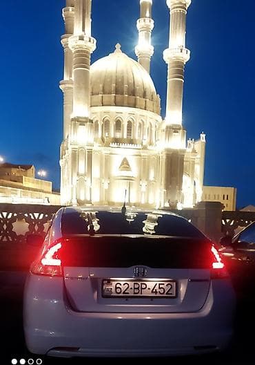 Honda Insight – ağ rəng, hibrid hetçbek. Xüsusiyyətlər: - Yanacaq — 7