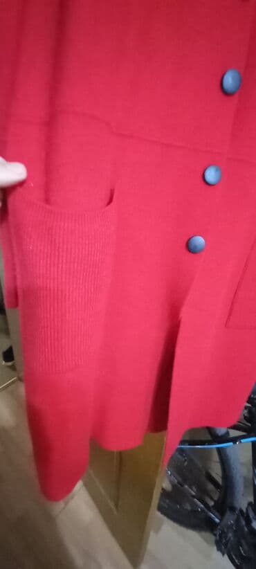 qadınlar üçün tvid jaketlər: Qırmızı qadın kardiqanı - Model: Dizaltı uzunluqda, düyməli kardiqan — 4