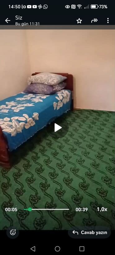 Аренда квартир: Bu dəstə şokolad rəngli taxta masa və dörd ədəd narıncı rəngli — 4