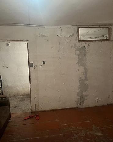 Qarajlar: Satılır: 1 otaqlı zirzəmi tipli sahə Xüsusiyyətlər: - Tek otaqlı — 5