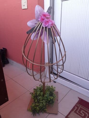 Meyvə xonçası. Möhkəm armaturlardan yığılmış qız evinə meyvə doldurub