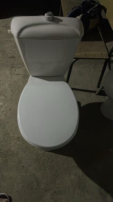 divar sticker: Şüşə kölgəli, şirli metal əsaslı, dekorativ qızılı detallı bir divar — 18