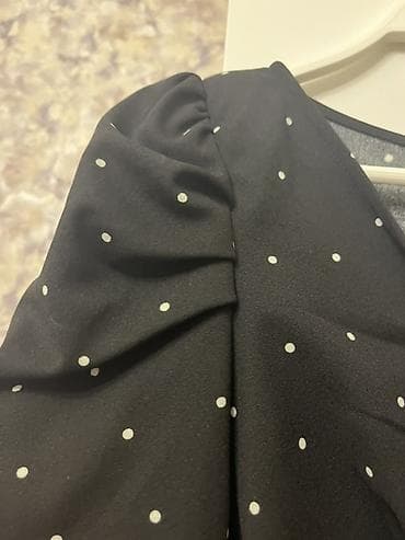 duz don modelleri: Qara rəngli, ağ xırda xallı uzun don - Dizayn: V-yaxa, üst hissədə — 4