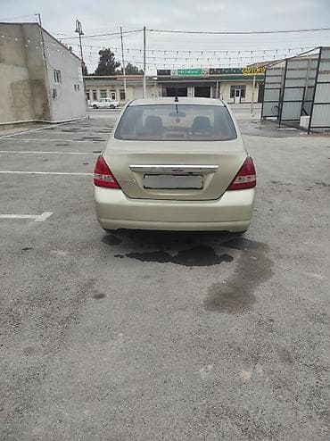 reng rover: Nissan Tiida sedan – geniş və praktik daxili ilə şəhər və ailə — 5