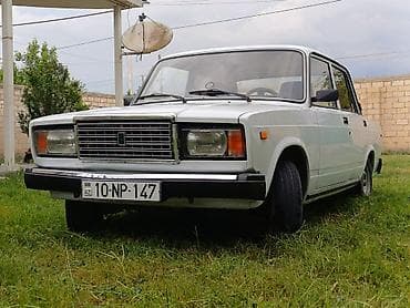 VAZ 2107 sedan - Kuzov: ağ rəng, klassik “yeddi” dizaynı, xrom
