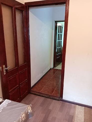 Гаражи: Kirayə verilir: 2 otaqlı mənzil - Geniş zal: divan, stul və masa ilə; — 7