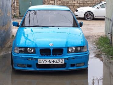 диски на бмв x5: Mavi rəngli, dördqapılı BMW avtomobili. Avtomobilin ön hissəsində qara — 2