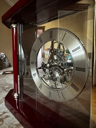 gəncə saat: Şəffaf şüşəli mexaniki masa saatı. Saatın mexanizmi və rəqəmləri — 2