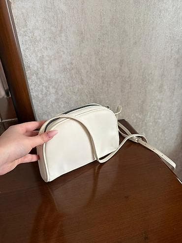Ağ rəngli mini çiyin/çarpaz çanta - Material: hamar teksturalı süni