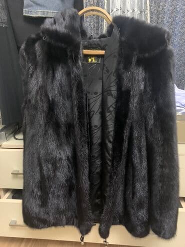 monika berde: VERSA markasına aid qara rəngdə, kapüşonlu qadın xəz palto. Bu palto — 1