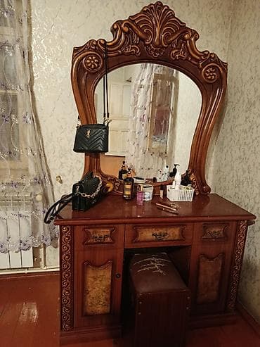 Klassik üslublu taxtadan hazırlanmış makiyaj masası və güzgü dəsti
