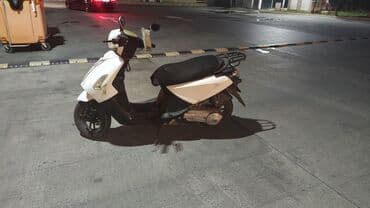 Motonəqliyyatın icarəsi: Şəhər içi rahat hərəkət üçün ağ rəngli skuter/süpürgə tipli moto — 3