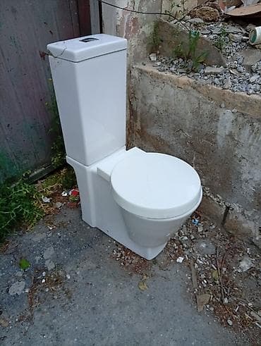 Monoblok unitaz, ağ keramika korpuslu. - Üstdən düyməli su bakı ilə