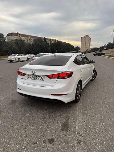 Hyundai Elantra: 0.2 l | 2018 il Sedan