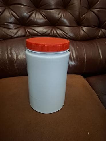 bir balaca sandiqca: Ağ rəngli plastik qab – qırmızı vintlənən qapaqlı - Material: qalın — 1