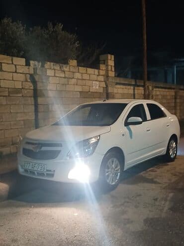 Chevrolet Cobalt sedan – ağ rəng, 4 qapı, ön və arxa işıqlar tam