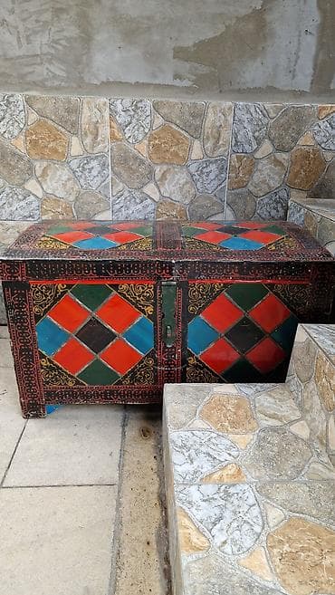 qedimi balta: Rəngli naxışlı taxta sandıq - Material: Taxta gövdə, metal menteşə və — 2