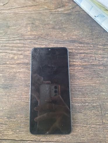 Redmi 13C 128/6 Ekrandq cat var qiraqlarinda ezik var adapter qosma — 1