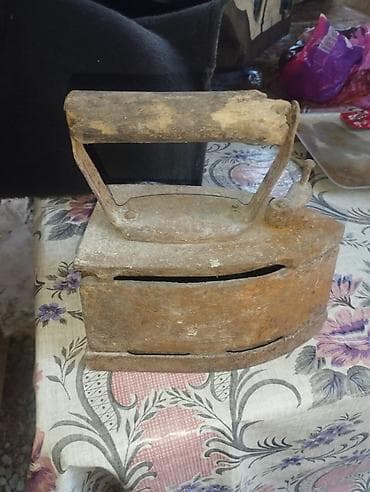 qədimi saatlar: Antik kömürlü ütü - Material: Döküm dəmir gövdə, taxta sap - — 1