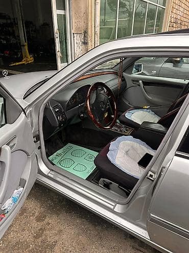 w210 on bufer: Mercedes-Benz C 200: 2 l | 1999 il Sedan — 5