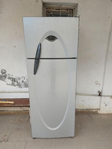 Iki qapılı soyuducu - Korpus: gümüşü rəng, ön paneldə oval dekorativ