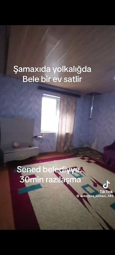 ev heyet: Şamaxıda, yol kənarında yerləşən ev satılır. Xüsusiyyətlər: - Rahat — 1