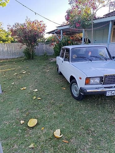 Model: Lada Riva/VAZ 2107, ağ rəng, sedan kuzov. Texniki