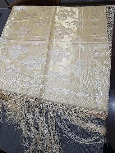 Zərif naxışlı ipək şal - Material: parıltılı ipək/parça - Rəng: açıq
