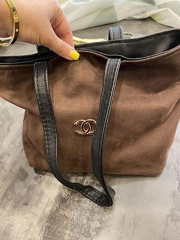 Сумки: Chanel tote çantası – qəhvəyi süet gövdə, qara dəri qolbaqlar və ön — 3