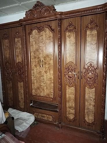 Klassik üslubda taxta mebel dəsti Tərkibi: - Geniş qarderob şkafı