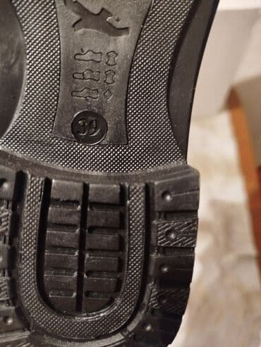 Toy paltarları və aksesuarları: Məhsul: Kişi qış çəkmələri 39 razmerdi tezedi istifade edilmeyib - — 2