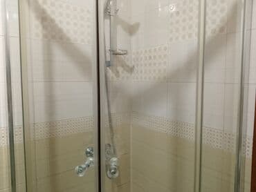 Duş başlıqları: Gümüşü rəngli profillərə malik, yarım dairəvi duş kabinəsi. Hamam — 2