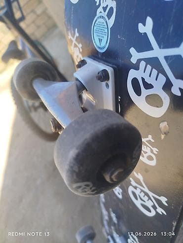 Skateboard – Qara lövhə üzərində ağ kəllə-sümüklü dizayn - Board — 2