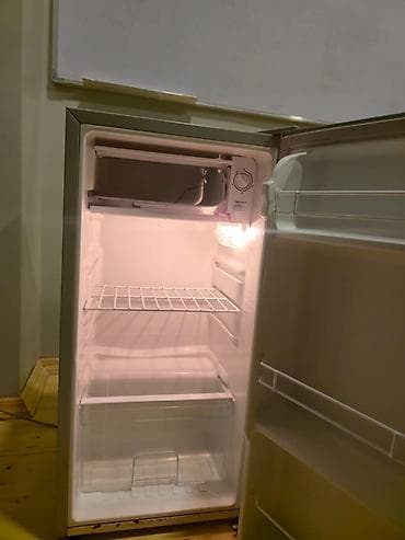 Plitələr və bişirmə panelləri: Kiçik ölçülü bir qapılı soyuducu - Rəng: metalik/boz - Kompakt ölçü — 4