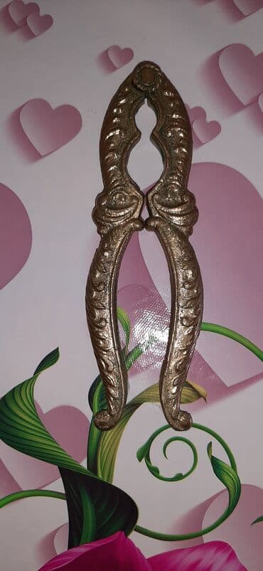 gunəbaxan yağı qiyməti: Satılır 30 manat.Latun.Sovet dövrünün istehsalı.Təzədir — 2