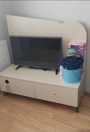stend: TV altlığı / media konsolu - Dizayn: Açıq bej rəngdə, yumşaq xətli — 1