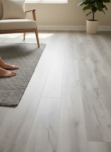 cornu pol taxta: Açıq rəngli, taxta imitasiyalı laminat döşəmə panelləri. Bu panellər — 1