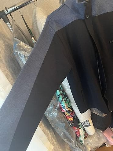 bu ilin kurtka modelleri: Kişi üçün trikotaj jaket/kardiqan - Rəng: tünd göy (yuxarı hissə və — 2