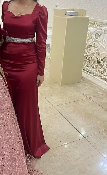 Şərab-qırmızı rəngdə ziyafət/gecə geyimi - Parlaq atlas effektli