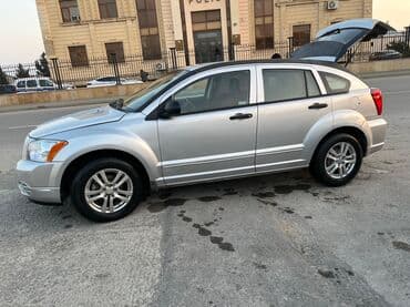Avtomobil alışı: Dodge Caliber – gümüş rəngli, 5 qapılı hatchback. Əsas xüsusiyyətlər — 4